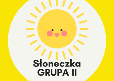 Grafika przedstawia uśmiechnięte żółte słoneczko znajdujące się w szarym kole które umiejscowione jest na żółtym tle.